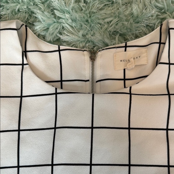 White Grid Pattern Top - Picture 3 of 7